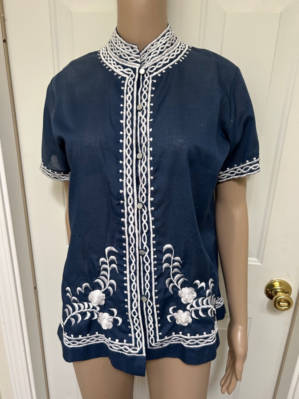 VTG Navy & White Short-Sleeve Embroidered Buttont-Down Tunic Top Mandarin Collar